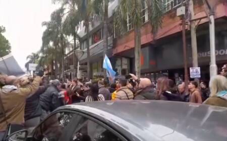 En pleno centro obereño hubo forcejeos entre militantes libertarios y quienes fueron a reclamar soluciones al Gobieron nacional