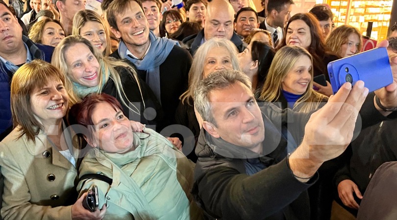 Karina Milei encabezó una caminata por el centro posadeño en apoyo a candidatos de La Libertad Avanza 6 Tiempo de selfie: Menem, Karina, Bullrich y los militantes de LLA Misiones para las redes de los "leones" de Javier Milei