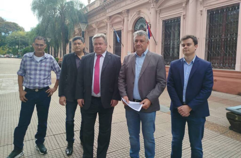 Miguel Núñez y Martín Arjol buscan partido para las elecciones de octubre 6 Miguel Núñez (centro, de saco claro) fue el principal armador de Ramón Amarilla para la postulación de junio.