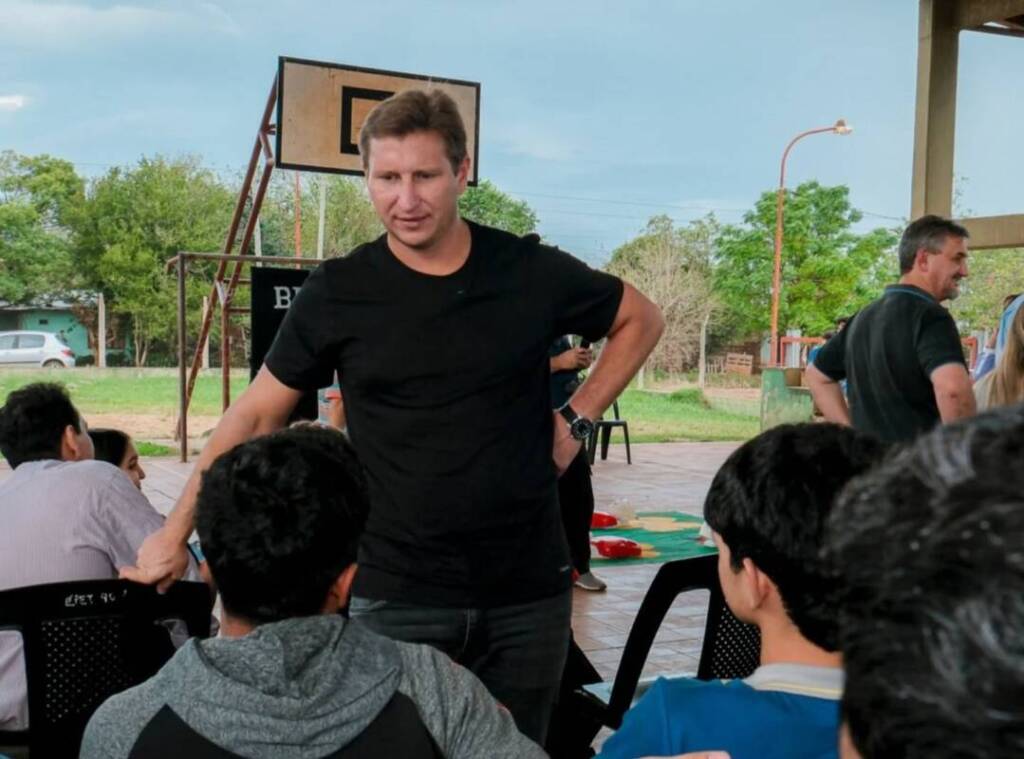 Sebastián Macías, Frente Renovador Neo, clubes de fútbol en Posadas, Liga Posadeña, kits deportivos Misiones, Deporbono 2025, políticas deportivas Misiones, deporte y contención social, fútbol barrial, Macías candidato 2025, desarrollo deportivo Misiones, apoyo a clubes misioneros, Macías deporte local