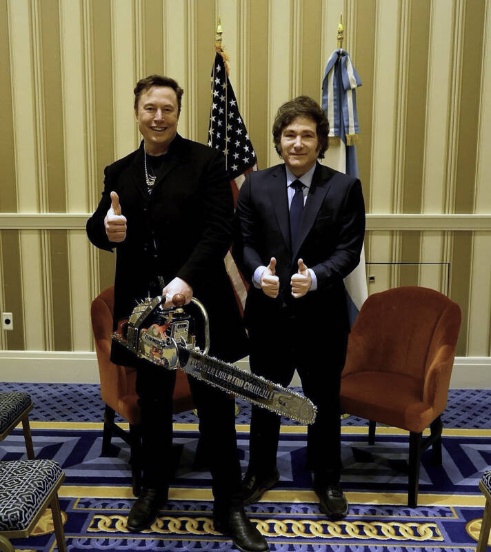 Elon Musk se arrepiente del show con la motosierra junto a Milei: “Me faltó empatía” 2 El presidente Javier Milei y Elon Musk, quien pretendía meter "motosierra" en la Casa Blanca