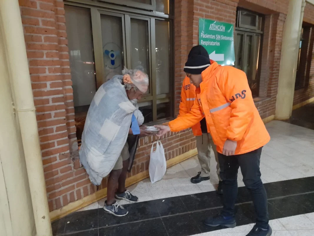 Frío polar en Posadas: cómo reportar personas en situación de calle 4 El “Operativo en Red” se encuentra activo en Posadas, para asistir a personas expuestas a bajas temperaturas en la vía pública