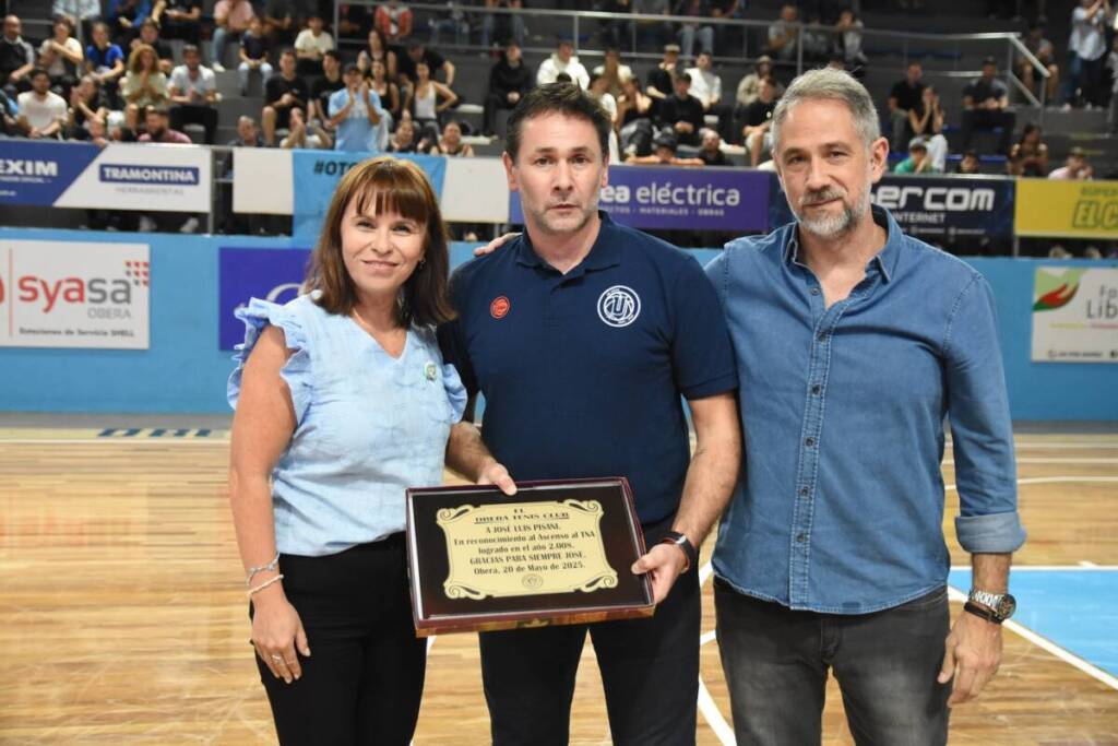 OTC, pasión Celeste: triunfo, clasificación y segundo puesto 4 Pisani junto al presidente de OTC, Sergio Feversani; y la vice Cristina Nakatsuka