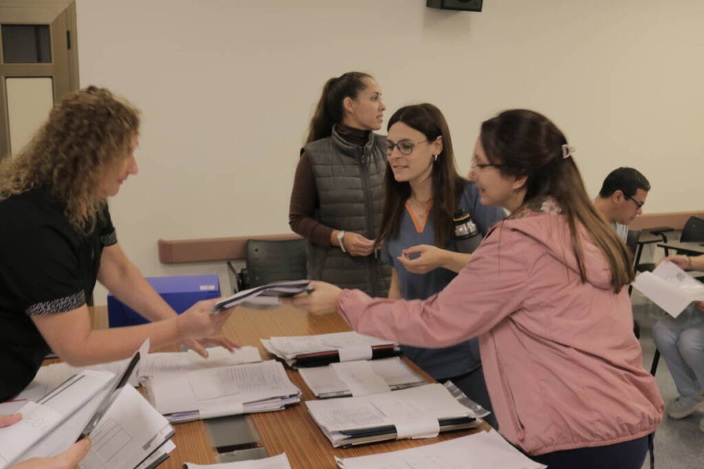 El Hospital Madariaga realizó la lectura de carpetas para residencias médicas y no médicas en Misiones 4 Este método de evaluación busca garantizar la transparencia y priorizar la calidad profesional, apuntando a formar recursos humanos capacitados que respondan a las demandas sanitarias de Misiones.