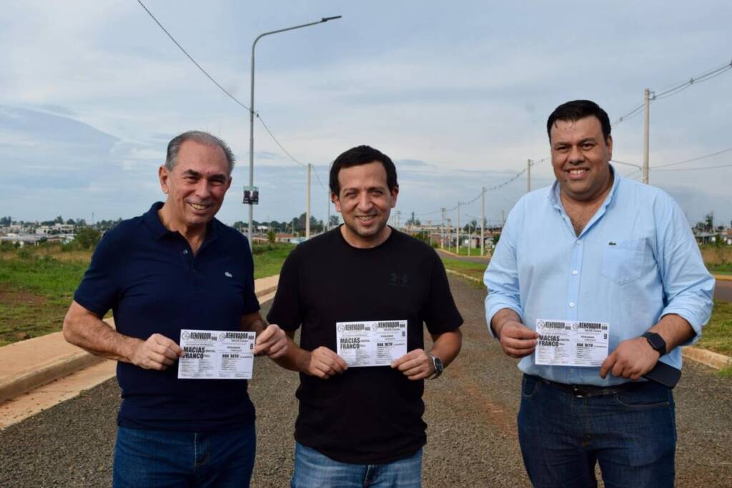Claudio Roa junto al intendente Leonardo Stelatto y el presidente de IPRODHA, Juan Carlos Pereira
