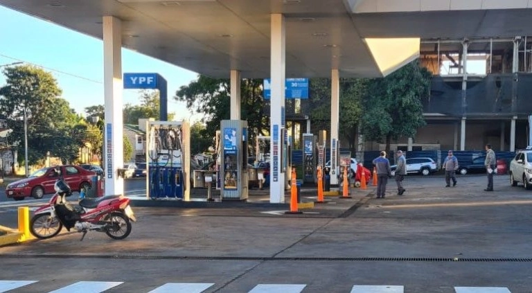 Desde el 1 de julio aumentan 3,5% la nafta y el gasoil en YPF 2 La petrolera estatal YPF aumentará un 3,5% promedio el precio de sus combustibles a partir de este martes 1° de julio