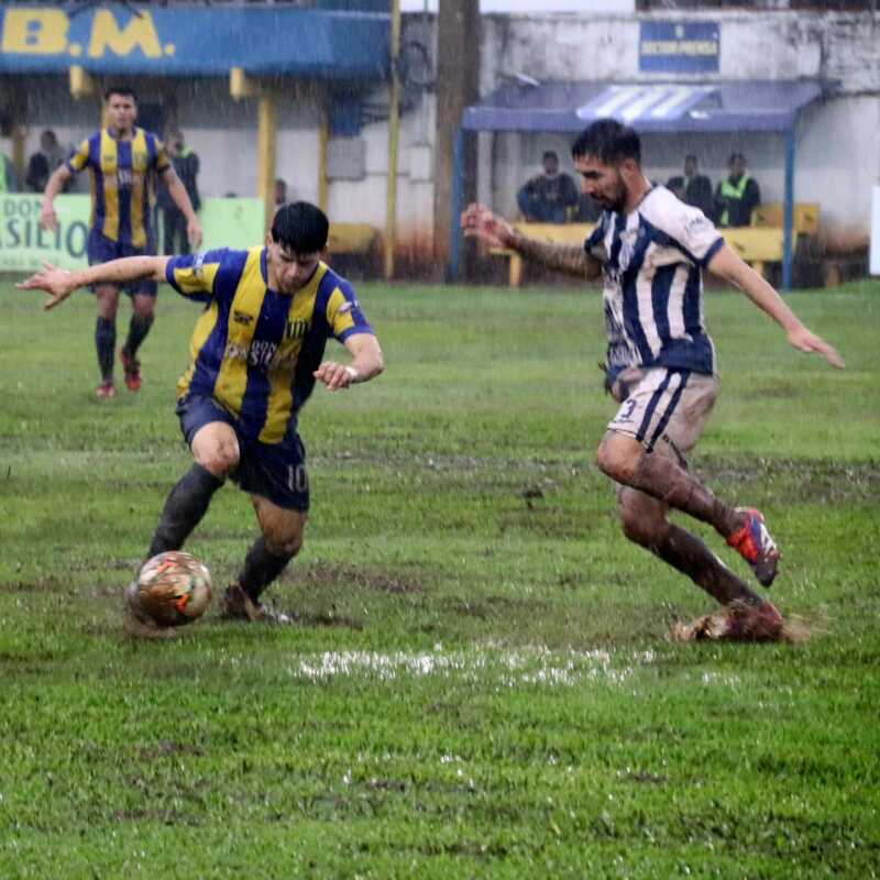 Federal A: suspendido Mitre–Sarmiento por la lluvia 3 Sarmiento de La Banda ganaba 1-0 con gol de Herrera, pero la lluvia en el campo obligó a suspender el partido