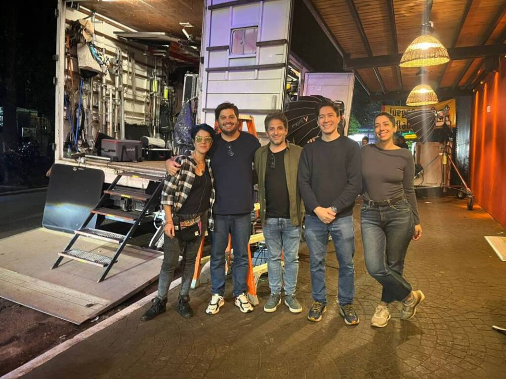 Netflix finaliza en Iguazú el rodaje de “El último gigante”, una producción con sello misionero 4 Durante la última semana de rodaje, Sergio Acosta y Santiago Carabante, presidente y gerente de Fomento del IAAviM, visitaron el set junto a los productores Ignacio Rey y Rocío Gort.