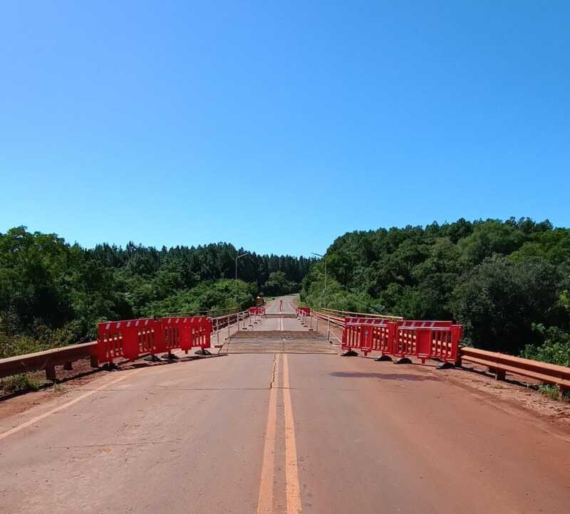 Corte total en la Ruta Provincial 7 por desborde del arroyo Tabay en Jardín América 3 El corte del puente provisorio obliga a los que circulan por Jardín América a buscar alternativas