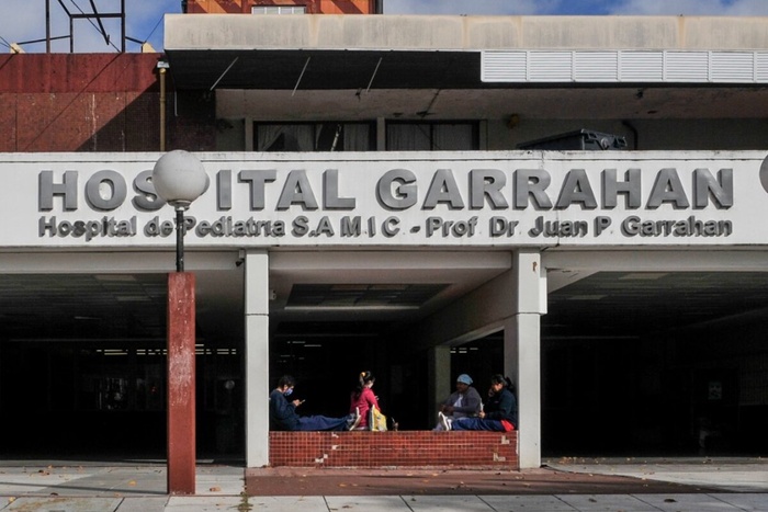 Nuevo paro en el Hospital Garrahan contra el ajuste del Gobierno Nacional 5 Entre los puntos centrales del reclamo, los profesionales del Garrahan exigen un salario inicial de 1.800.000 pesos, cifra que consideran indispensable para frenar la sangría de recursos humanos: más de 220 profesionales han renunciado en los últimos meses.