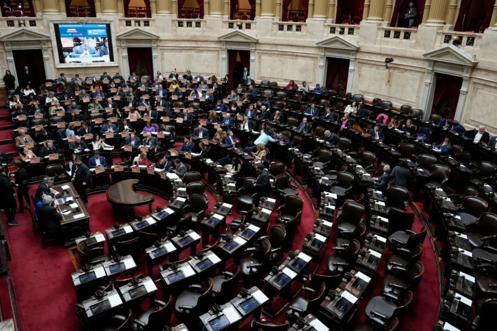 Los bloques opositores consiguieron ayer en Diputados aprobaron la suba de jubilaciones. Caputo disparó duramente contra la decisión.