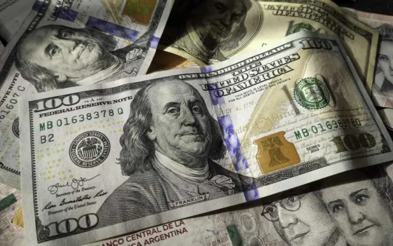En el circuito informal, el dólar blue se mantiene en valores elevados. Este lunes se ofrece a $1.220 para la compra y $1.240 para la venta, consolidando su posición como una alternativa de referencia en la calle.