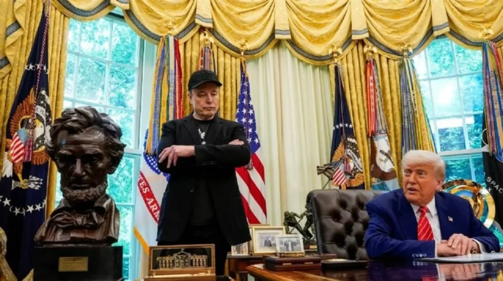 Elon Musk se arrepiente del show con la motosierra junto a Milei: “Me faltó empatía” 3 El giro político de Musk fue tan veloz como drástico. Luego de haber sido nombrado director del DOGE por la administración Trump con el objetivo de reducir el gasto estatal, terminó enfrentándose públicamente al expresidente.