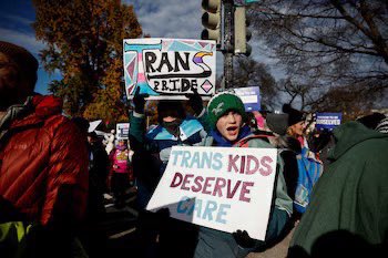 La Corte de EE.UU. avala excluir hijos de clases LGBTQ 3 La decisión, tomada por seis votos contra tres, benefició a un grupo de padres cristianos y musulmanes del estado de Maryland