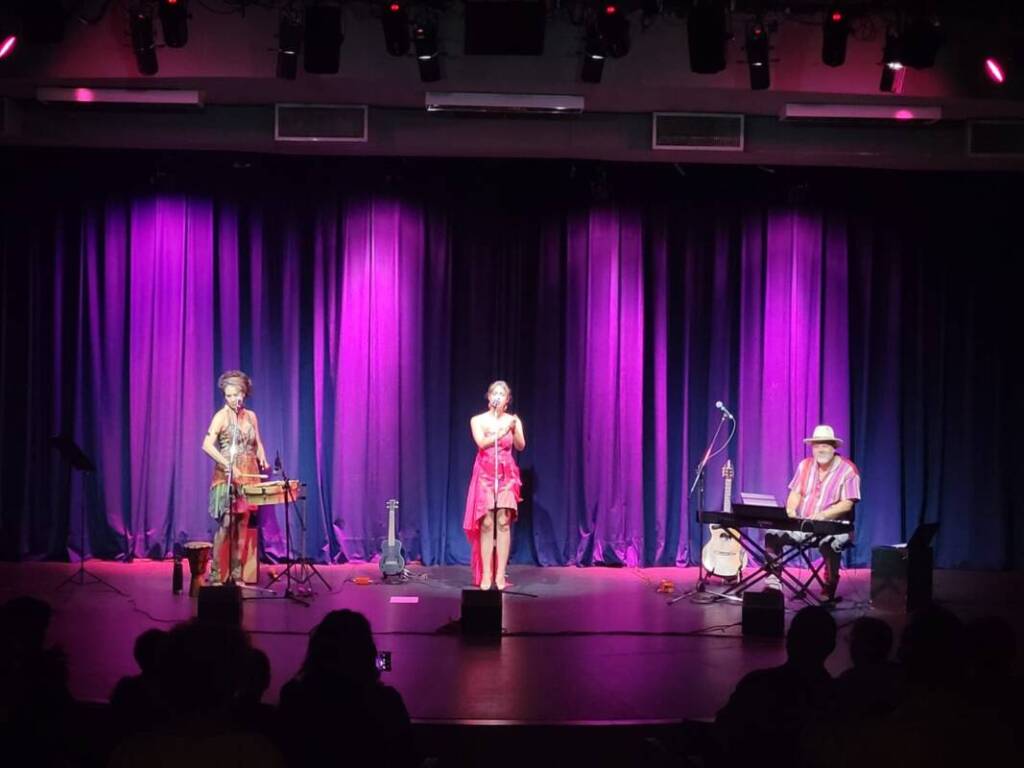 “Hijos de la Tierra”: homenaje a la música guaraní HIJOS DE LA TIERRA JUNIO 1 - 1