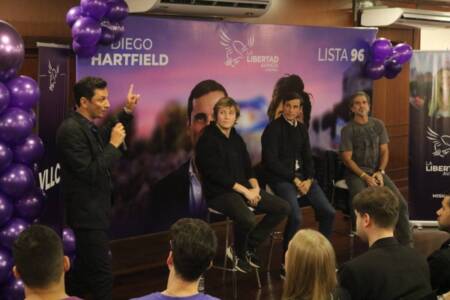 El panel principal de visitantes como Gutiérrez y Benegas Lynch para el cierre de campaña de LLA en Misiones