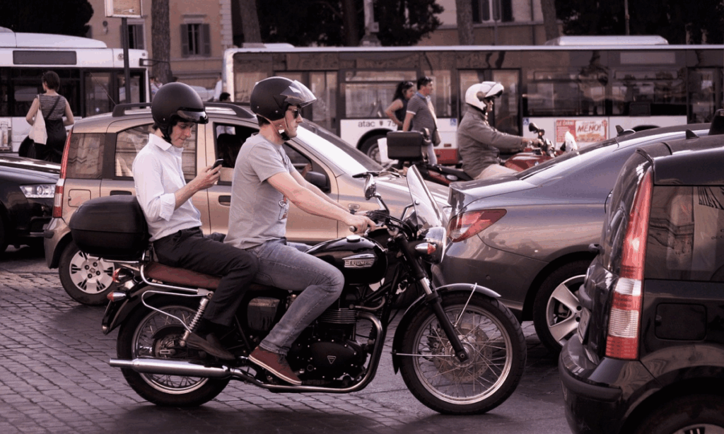 Uber Stop Chat: la función en motos que evita accidentes 5 La función Stop Chat no es la única medida. En el último año, Uber impulsó acciones educativas en conjunto con el Observatorio Vial Latinoamericano (OVILAM).
