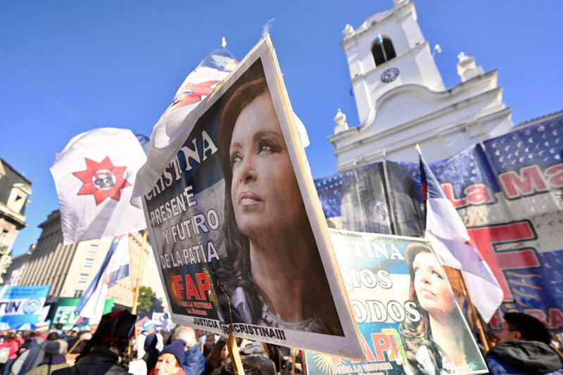 Cristina Kirchner: “Lo que más me gustó fue escucharlos cantar otra vez ‘Vamos a volver’” cristiina acto plaza de mayo