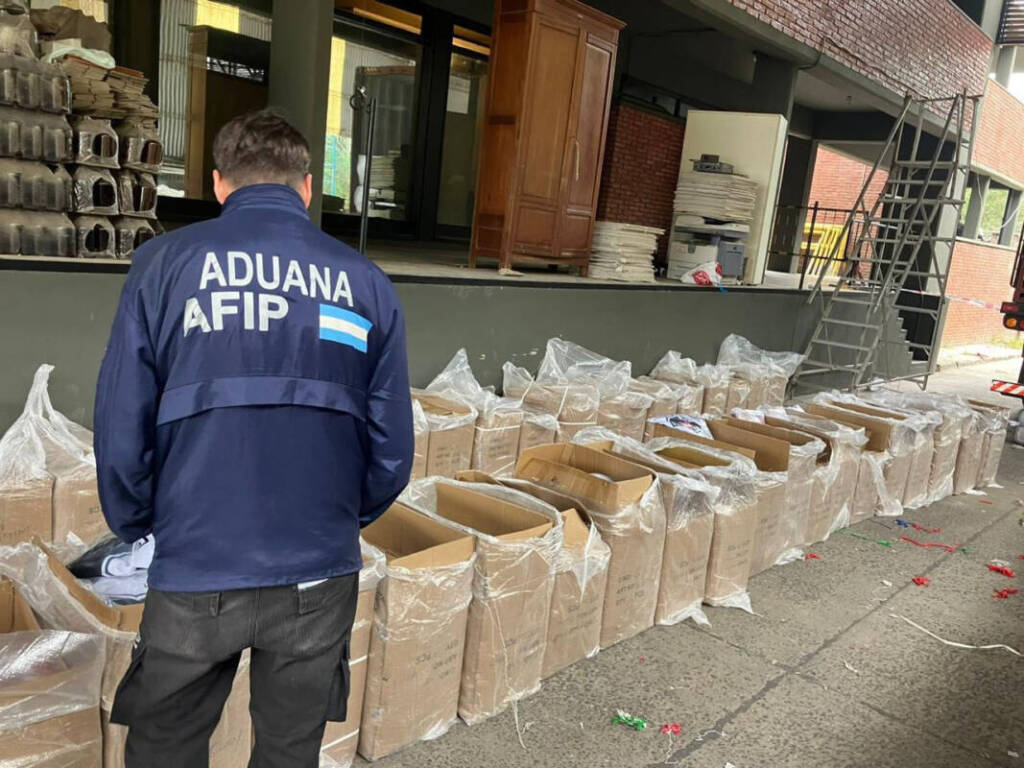 Aduana secuestró más de 75 mil prendas falsificadas con destino a Ciudad del Este: el cargamento estaba oculto en un contenedor 3 Los inspectores de la Aduana de Concordia encontraron inconsistencias en los papeles de la ropa