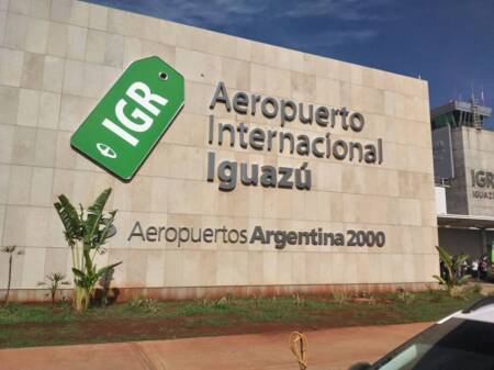 turismo Actualmente, solo JetSMART conecta Iguazú con Santiago de Chile. Antes de la pandemia, LATAM y Air Europa ofrecían vuelos internacionales, pero esas rutas se interrumpieron.