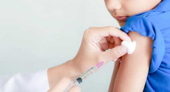 Las vacunas reducen el riesgo de infartos, ACV y arritmias, según cardiólogo Niños pequeños, embarazadas, adultos mayores y personas con factores de riesgo forman parte de la población priorizada para la vacunación.
