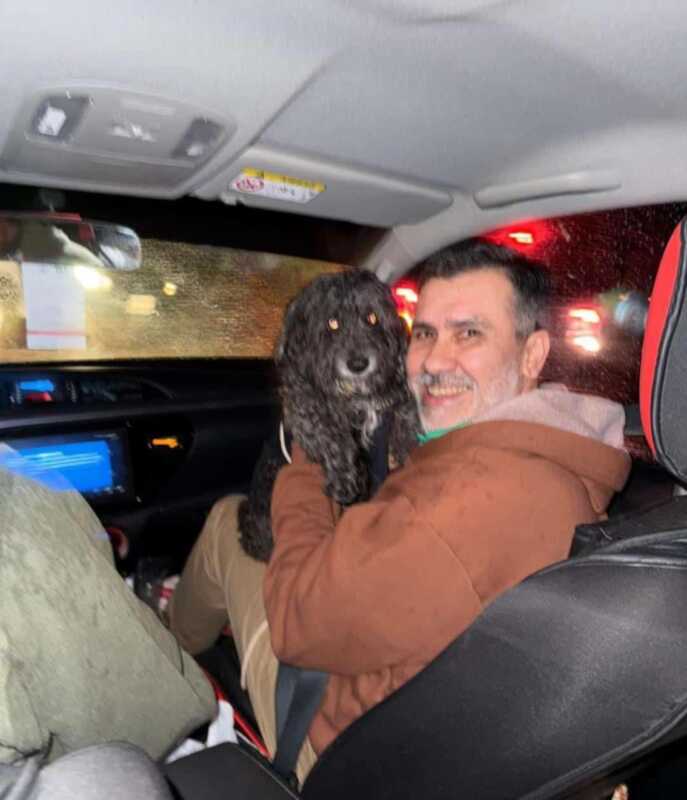Ramón Amarilla camino desde Cerro Azul a Posadas se reencontró con su mascota en la camioneta que lo trasladó.