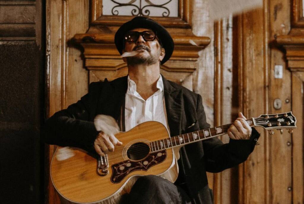 Ricardo Arjona anunció su regreso a los escenarios con una nueva gira y el lanzamiento de su álbum “Seco” 4 Ricardo Arjona ha sabido reinventarse a lo largo de más de tres décadas de carrera, sin depender de modas ni tendencias.