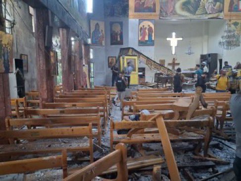 Atentado suicida en una iglesia de Damasco dejó al menos 20 muertos y más de 50 heridos 3 Según testigos presenciales, un hombre irrumpió armado a balazos en la iglesia, que se encontraba colmada de fieles en plena celebración de la misa dominical, y luego se detonó con un chaleco explosivo, provocando una potente explosión en el interior del templo.