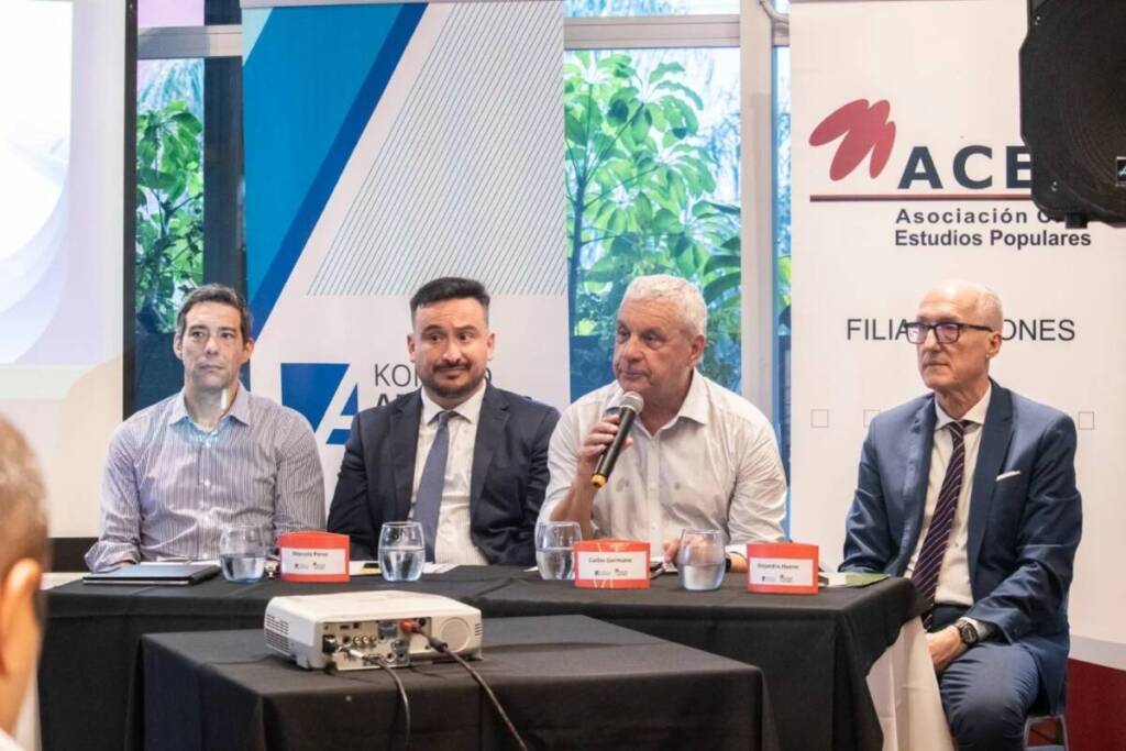 “Hay que discutir el horario corrido y el transporte público en Posadas”: la propuesta de Joaquín Cabral 4 Joaquin Cabral dirige el capítulo Misiones de la ACEP. En la foto con Oscar Ensinck, el ministro Marcelo Pérez y el contador Alejandro Haene