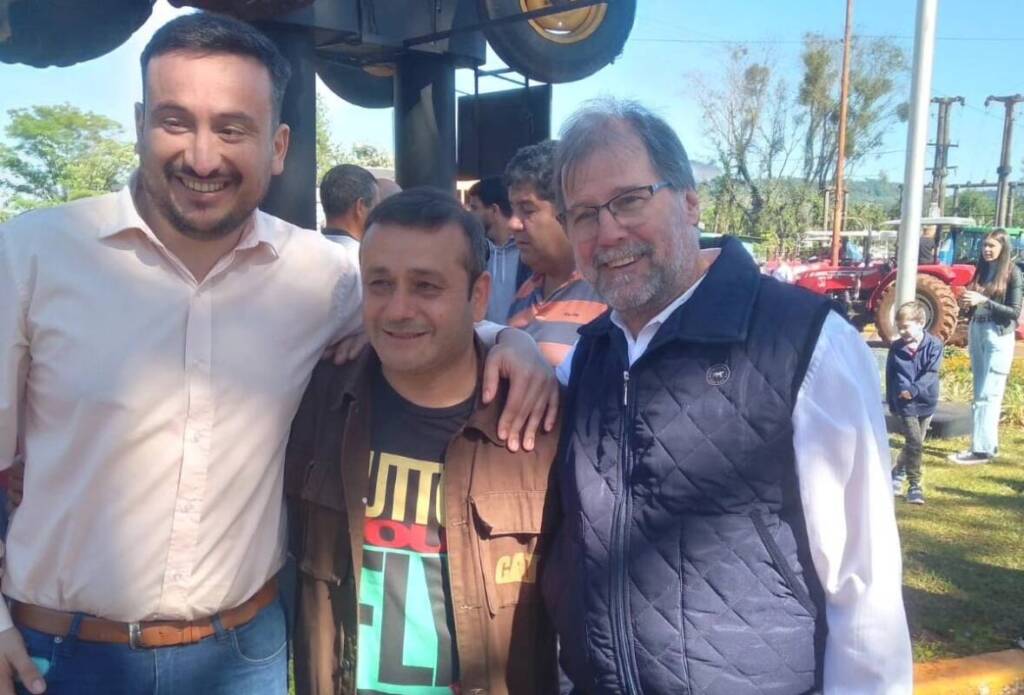 “Hay que discutir el horario corrido y el transporte público en Posadas”: la propuesta de Joaquín Cabral 8 Cabral junto al exgobernador Herrera Ahuad y el subsecretario de Municipalidades, José Schiro