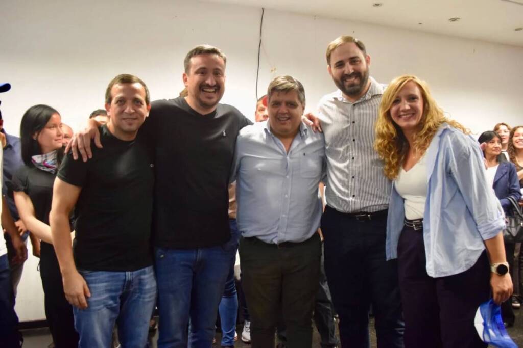 “Hay que discutir el horario corrido y el transporte público en Posadas”: la propuesta de Joaquín Cabral 7 De izq a dere: Roa, Cabral, los intendentes Juanjo MacDonald de Aristóbulo del Valle y Matias Sebely de Alem; y Maira Stekler
