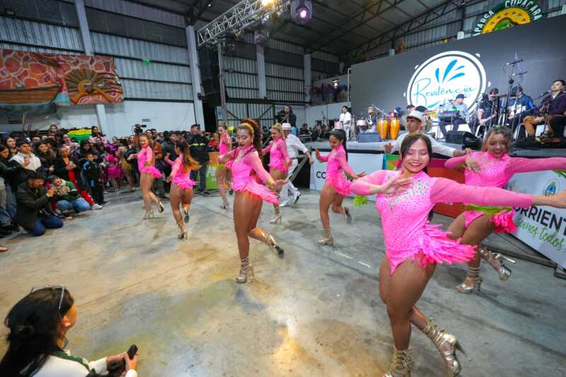 Corrientes lanzó el calendario del Carnaval Provincial 2026 con 10 noches de fiesta y fuerte apuesta turística 6 El evento incluyó presentaciones artísticas de academias de baile locales y un cierre musical a cargo del grupo “Roda entre Amigos”, que interpretó clásicos del pagode y samba raíz ante un numeroso público.