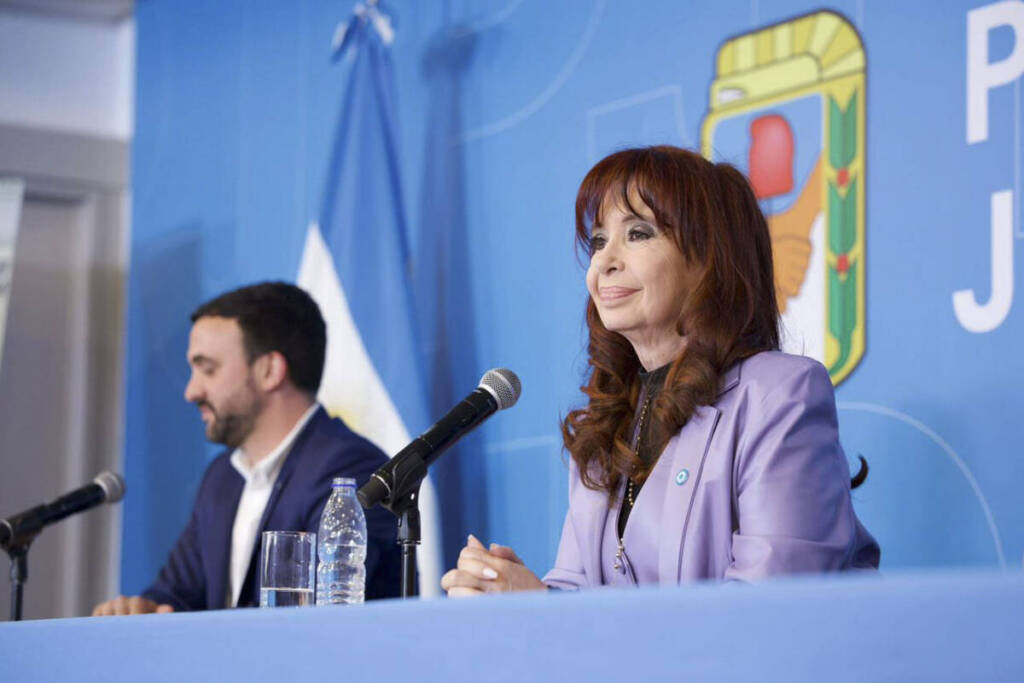 La Corte ratificó la condena a Cristina Kirchner por la causa Vialidad: ¿podría ser detenida hoy? LEA EL FALLO 4 El fallo de la Corte —firmado por los jueces Horacio Rosatti, Carlos Rosenkrantz, Juan Carlos Maqueda y Ricardo Lorenzetti— consideró inadmisible el recurso de queja que buscaba revisar la condena contra la ex mandataria.
