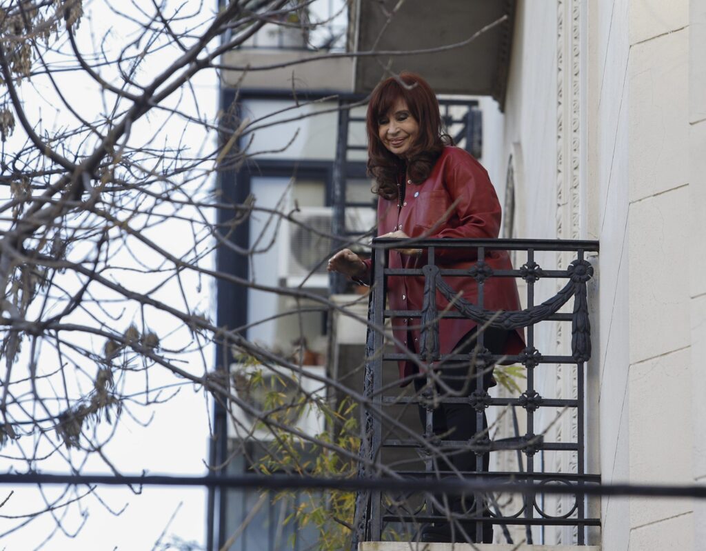Cristina Kirchner cuestionó la salida de dólares y acusó a Milei de llevar al país a un “callejón sin salida” 3 “Podrán encerrarme y proscribirme, pero este modelo económico, como siempre, va a fracasar”, concluyó. Cristina Kirchner