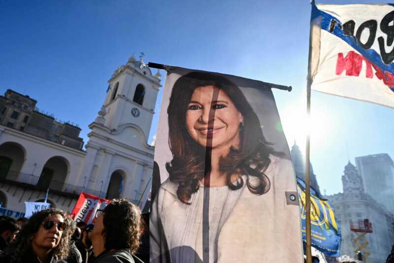 “Pueden encerrarme a mí, pero no van a poder encerrar a todo el pueblo argentino. Porque el pueblo está despierto, está organizado y tiene memoria", advirtió Cristina Kirchner