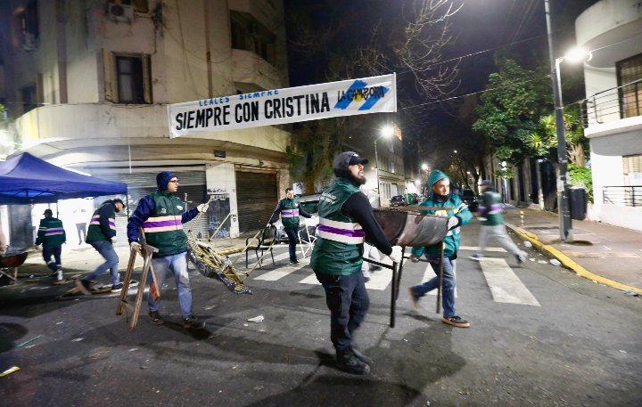 Desalojan a militantes frente al departamento de Cristina Kirchner en Constitución desalojan militantes cfk - 1
