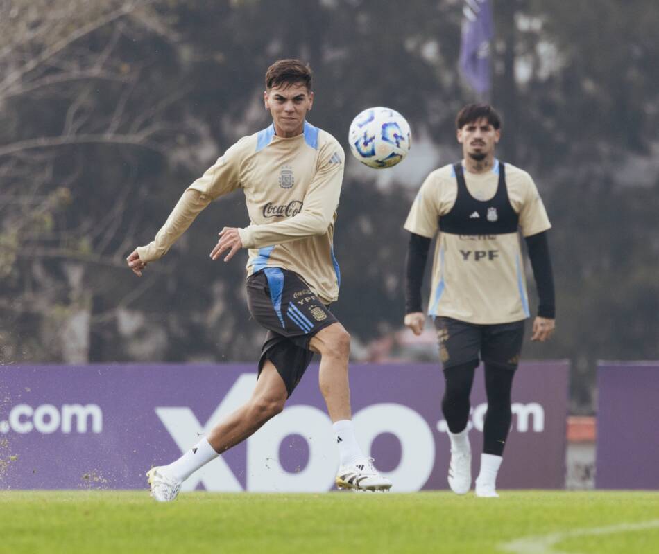 Messi sería titular ante Colombia en el Monumental y vuelve a liderar a la Selección 2 Uno de los interrogantes en la formación pasa por el lateral izquierdo, ya que Nicolás Tagliafico fue suspendido tras acumular amarillas.