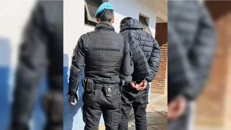 Posadas: secuestraron el vehículo usado por la banda que estafaba a jubilados con falsos préstamos 3 Agentes encubiertos de la División Investigaciones de la Unidad Regional I, con apoyo del Grupo de Acción Preventiva (GAP), lograron capturar a Adrián A., de 42 años, cuando se encontraba en el interior de un comercio intentando concretar una nueva estafa.