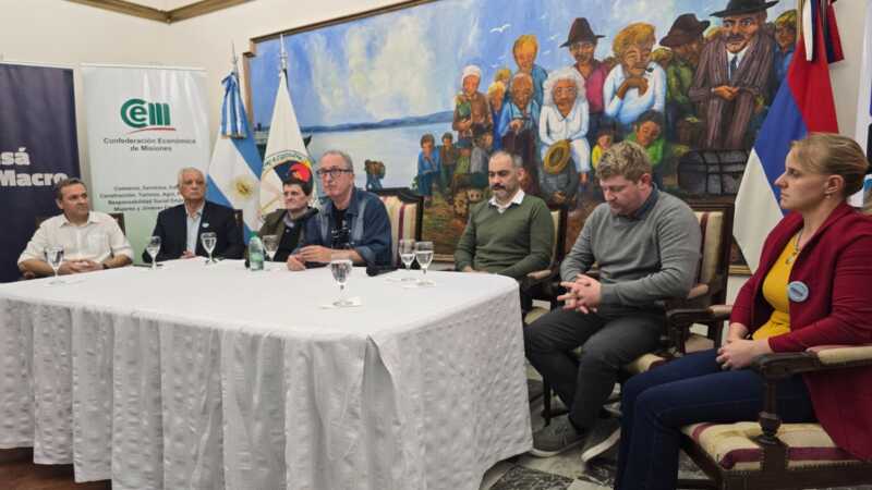 Fachinello: “Necesitamos medidas urgentes para sostener a las PyME en Misiones” 2 Fachinello junto al gobernador Passalacqua y el ministro Safrán en el lanzamiento del Ahora PyME