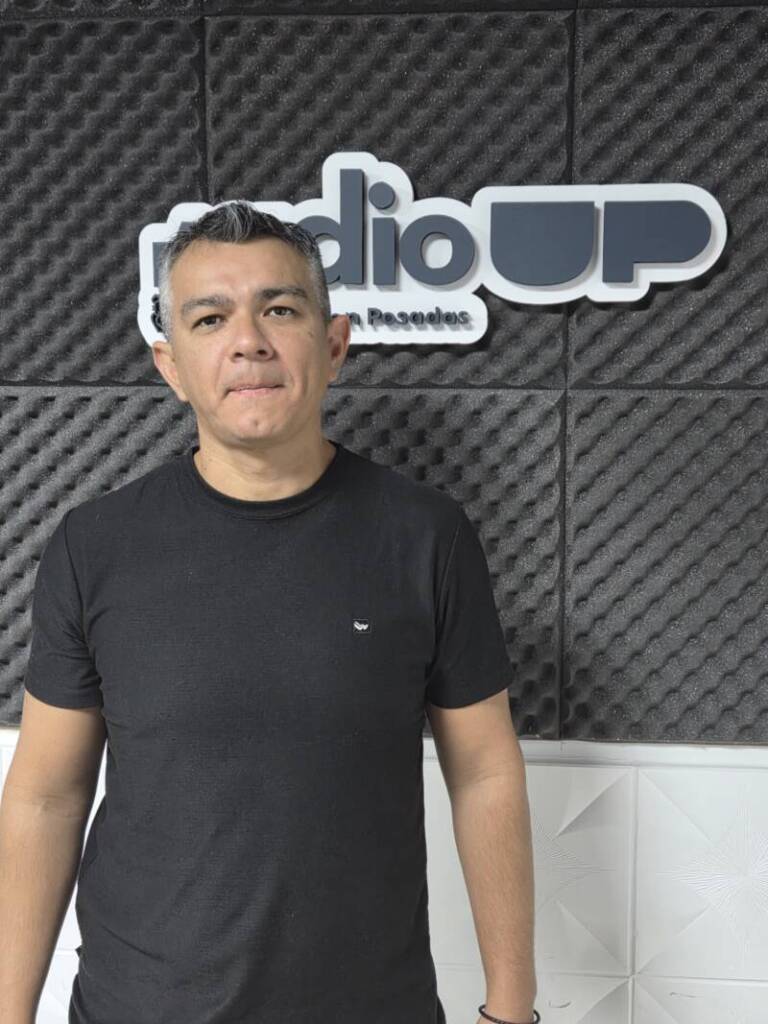 Franco Insaurralde: “Somos liberales que creemos en el orden, pero también en acompañar al que quiere emprender” 5 “Misiones tiene déficit cero, está desendeudada y se maneja con recursos propios. Lo que Javier Milei quiere lograr en el país, Misiones ya lo hizo. Hay cosas que se pueden ajustar, sí, pero el modelo en muchos aspectos ya es sostenible”, argumentó Insaurralde