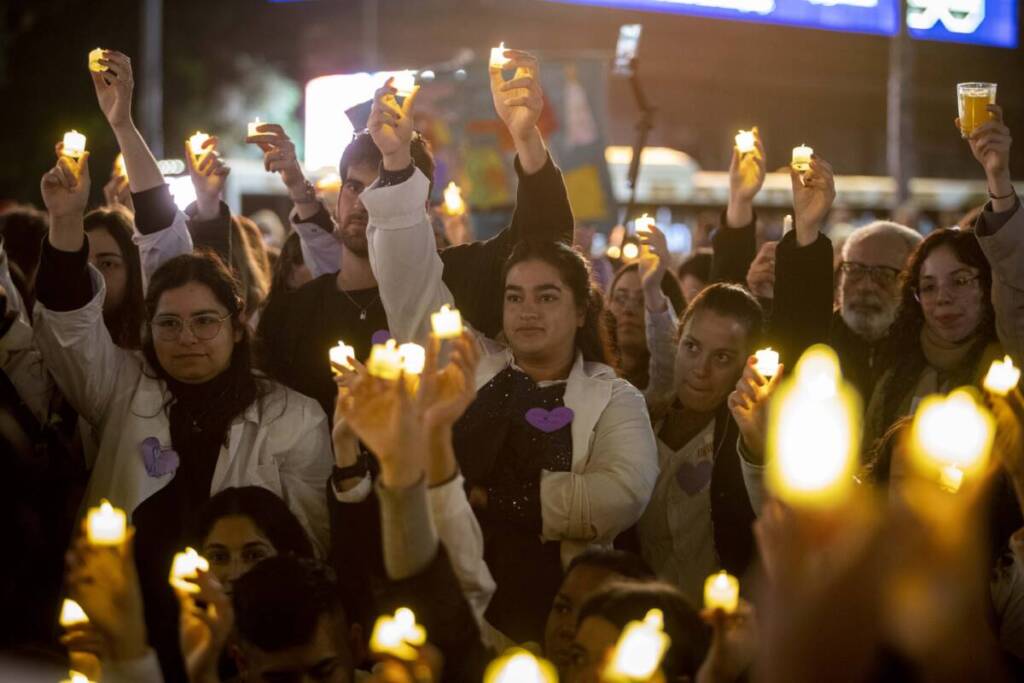 El Hospital Garrahan, de referencia nacional e internacional, atiende miles de casos complejos pediátricos y es sostenido en gran parte por el trabajo de residentes y profesionales jóvenes, que denuncian precarización laboral desde hace años.