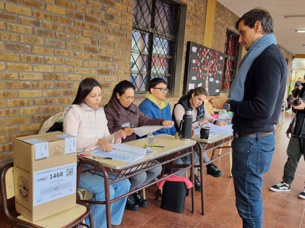 Diego Hartfield: “Es un día muy especial, invitamos a todos a participar y expresarse” 2 “Es un día muy especial para todos los misioneros, muy contentos porque tenemos la oportunidad de manifestarnos”, señaló Hartfield tras sufragar, en diálogo con medios locales.