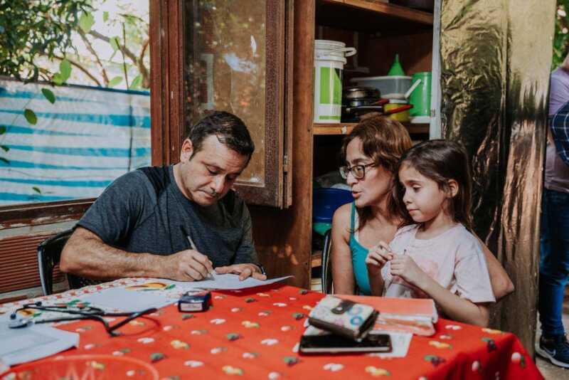 Misiones frente al ajuste: ¿quién defenderá el Estado en octubre? 3 En ese escenario incierto, el gobierno provincial, con el entonces gobernador Oscar Herrera Ahuad, se apoyó en una gestión que venía priorizando la salud desde años atrás