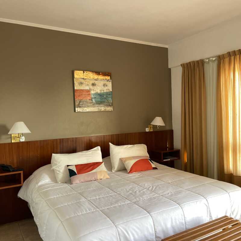 Hoteleros de Misiones sufren el contexto económico: "No la están pasando nada bien", advirtió Oria 5 “Si tengo que sostener una tarifa doble con desayuno, tendría que cobrar 120 o 140 mil pesos. Pero no va a venir nadie si pongo eso”, explicó Alvarenga de AMBHRA Misiones