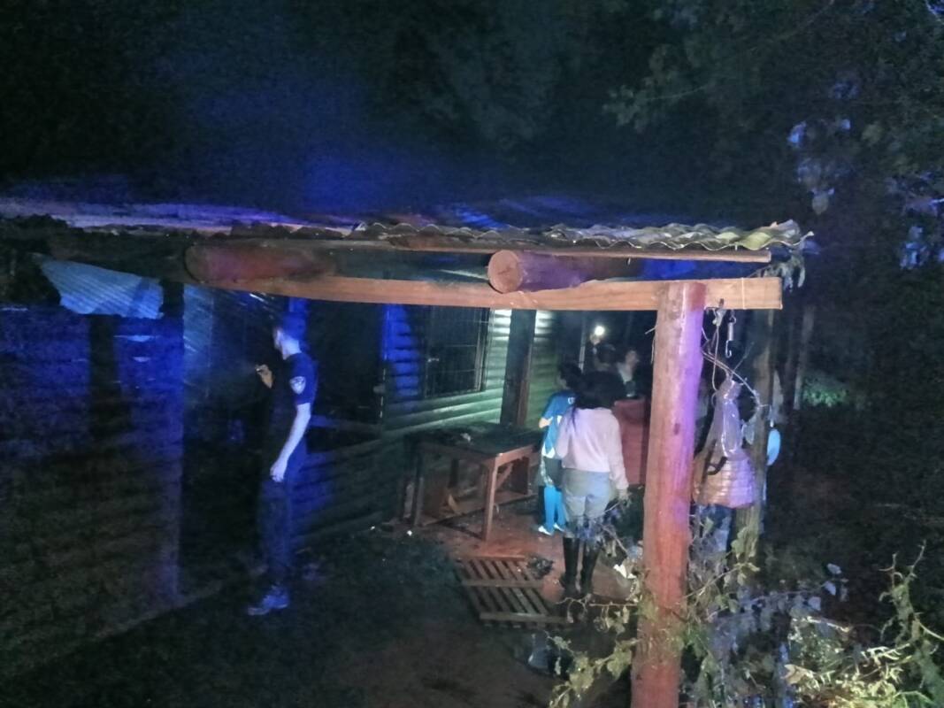 Dotaciones de bomberos locales y personal policial logró sofocar las llamas del incendio