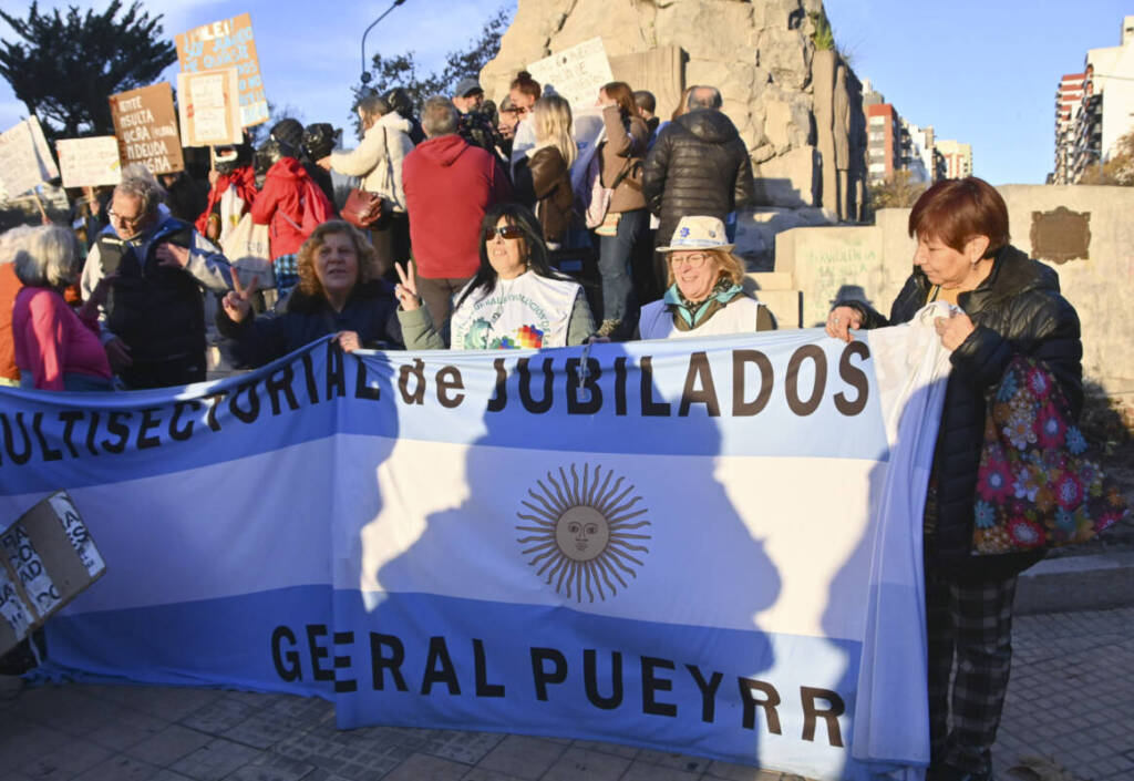 Fuera del recinto, organizaciones sociales y jubilados volvieron a marchar por la suba de jubilaciones