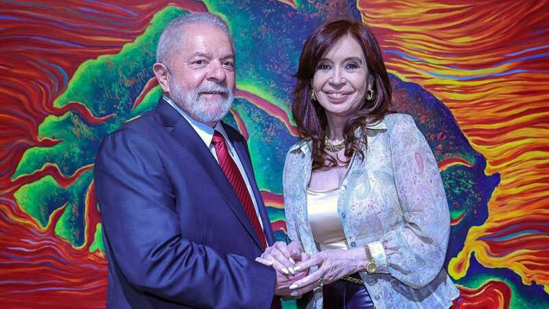 Milei cierra su presidencia del Mercosur con Lula en Buenos Aires y avanza el acuerdo con la EFTA 4 Lula da Silva planea visitar por la tarde a la ex presidenta Cristina Fernández de Kirchner, quien cumple prisión domiciliaria tras su condena en la causa Vialidad.