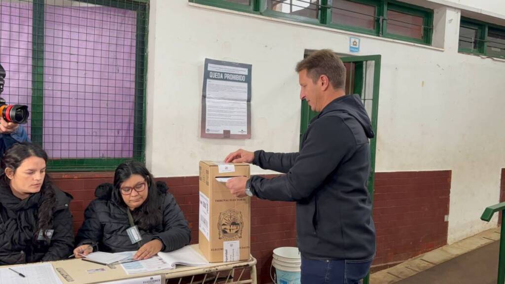 Sebastián Macías: “El misionero quiere expresarse, por eso estará hoy en las urnas” 2 Macías voto en la escuela 298 de Posadas