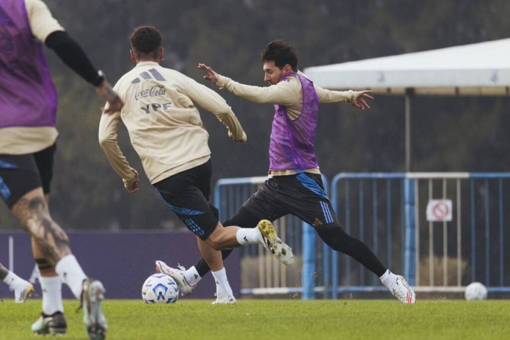 Messi sería titular ante Colombia en el Monumental y vuelve a liderar a la Selección 1 Messi participó este sábado de una práctica intensa con los futbolistas que no sumaron minutos en el último encuentro.