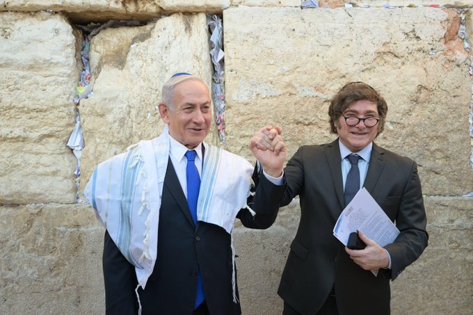 Milei ya no está en Israel y no corre riesgo tras el ataque a Irán 3 Javier Milei había estado en Israel como parte de su gira internacional, donde fue homenajeado con el Premio Génesis, también conocido como el “Premio Nobel Judío”